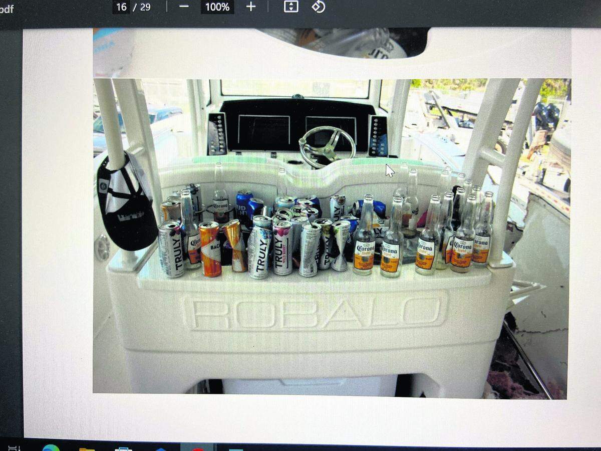 Se encontraron más de 60 botellas y latas de alcohol vacías en el Robalo, un barco de 9 metros de George Pino, al día siguiente de que este chocara su embarcación contra un marcador de canal de concreto en la Bahía Vizcaína el 4 de septiembre de 2022. Lucy Fernández, estudiante de 17 años de la Academia Nuestra Señora de Lourdes, falleció y otra compañera suya resultó gravemente herida.