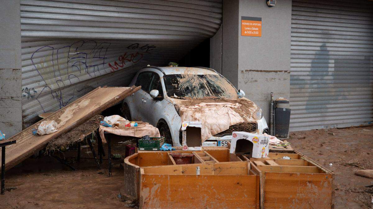 Desolación y solidaridad son las dos palabras que definen las inundaciones en Valencia: imágenes dantescas de calles anegadas por el lodo y coches apilados unos sobre otros por efecto de la DANA, la tormenta que devastó el área metropolitana de Valencia.