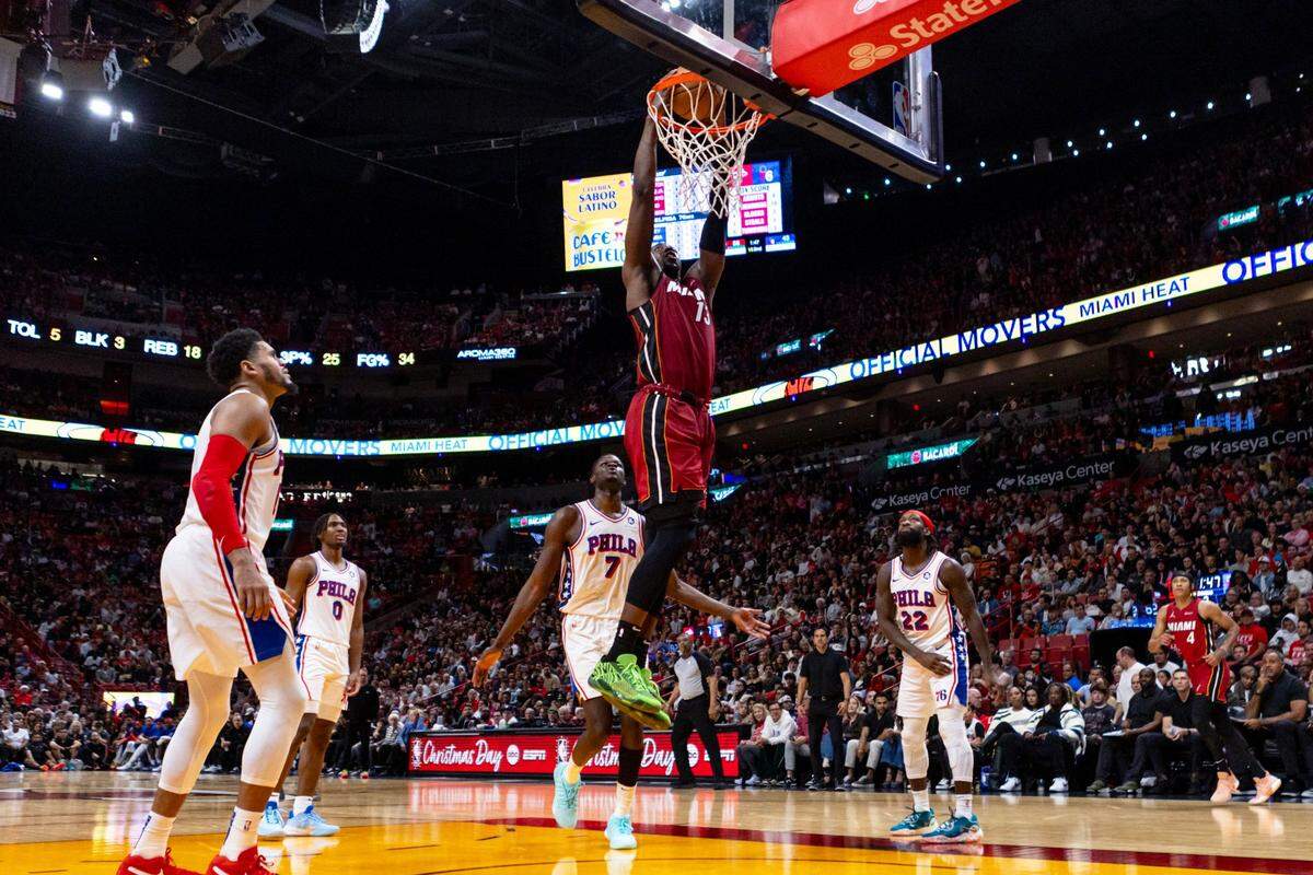 El centro del Bam Adebayo clava la pelota en el partido contra los 76ers de Filadelfia, en el partido celebrado el 25 de diciembre de 2023 en Miami.