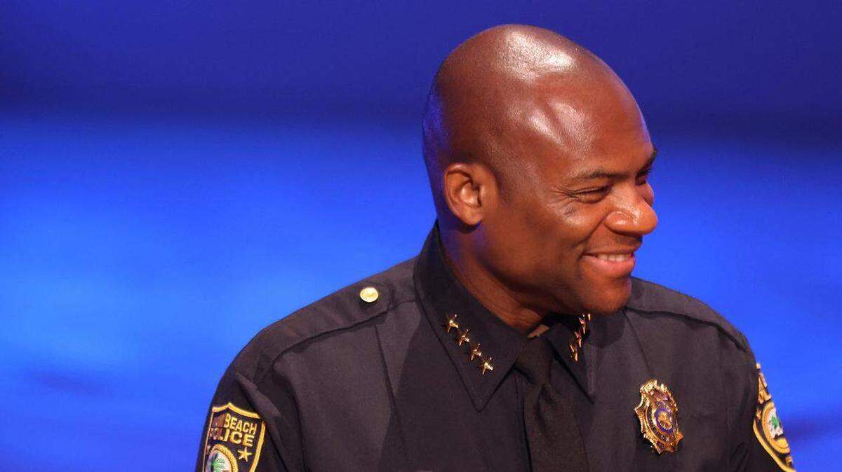 El jefe de policía de Miami Beach, Wayne Jones, asiste a su ceremonia de juramentación en el New World Symphony el 31 de agosto de 2023.