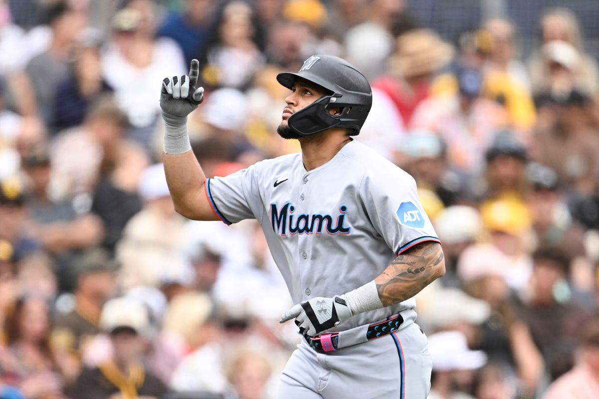 El receptor de los Marlins de Miami Agustín Ramírez recorre las bases tras pegar un jonrón en el tercer inning del partido ante los Padres, celebrado el 28 de mayo de 2025 en San Diego.