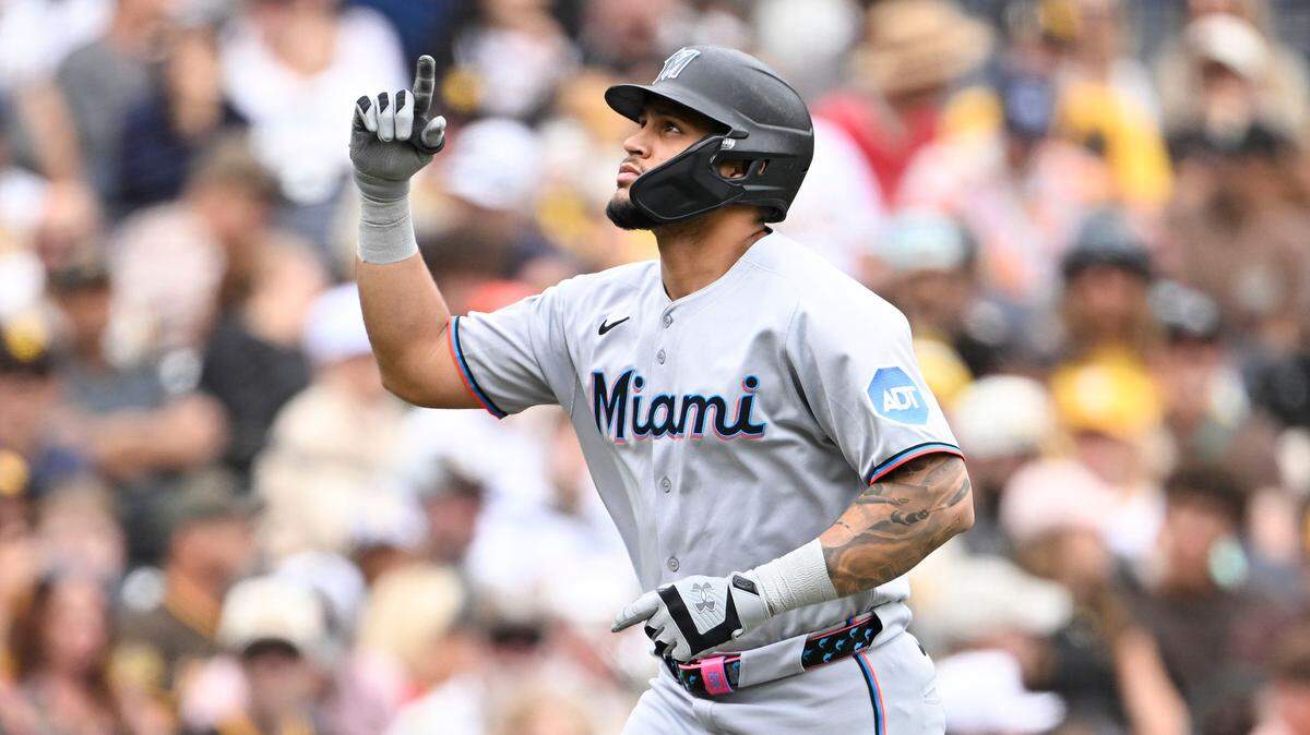 El receptor de los Marlins de Miami Agustín Ramírez recorre las bases tras pegar un jonrón en el tercer inning del partido ante los Padres, celebrado el 28 de mayo de 2025 en San Diego.