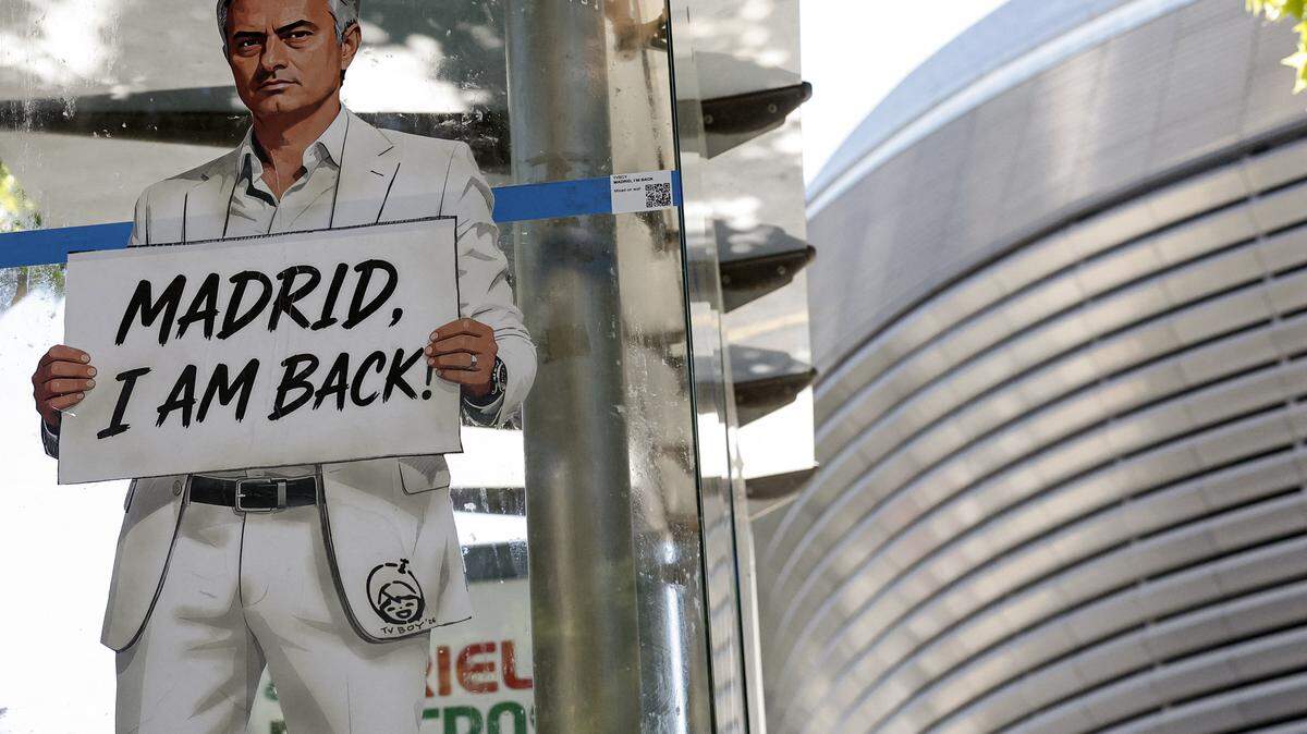 Un mural del artista urbano italiano Salvatore Benintende —conocido como “TV BOY”—, que representa al entrenador portugués José Mourinho, se observa frente al estadio Santiago Bernabéu en Madrid el 21 de mayo de 2026.