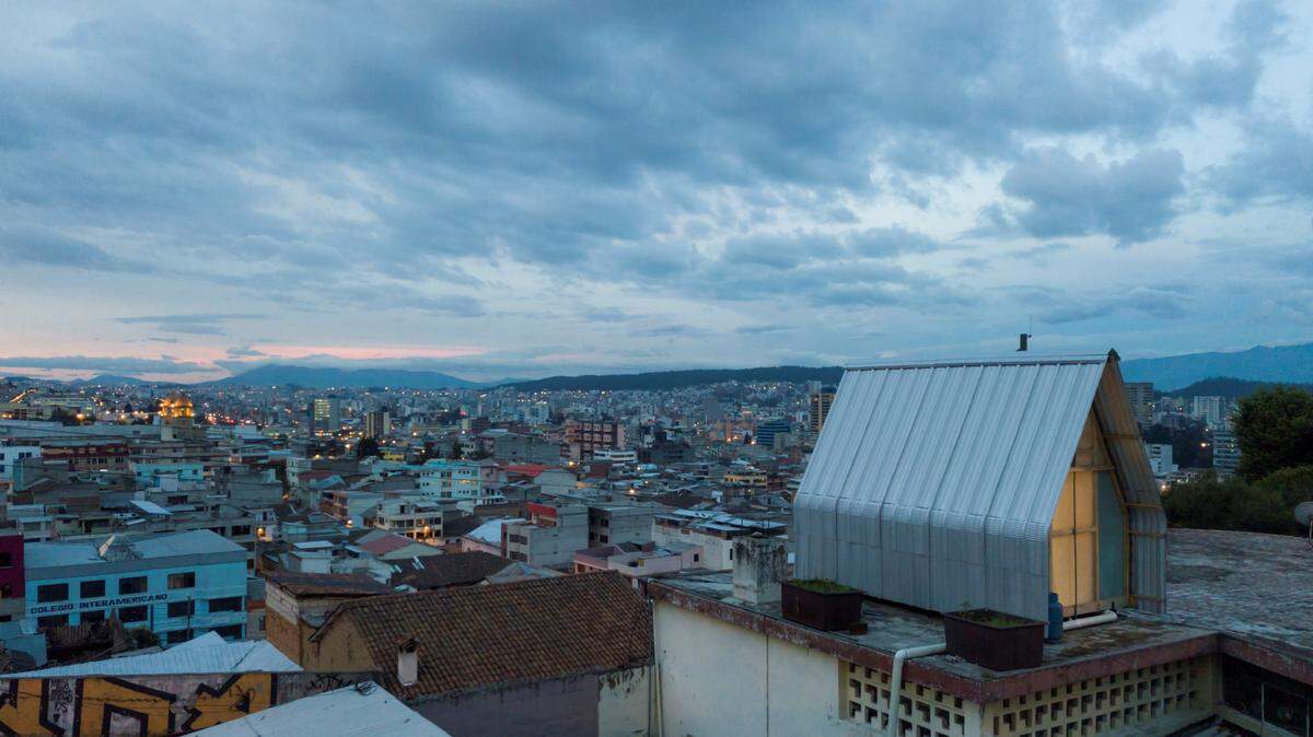 Imagen de la Casa Parásito. Al fondo la ciudad de Quito.
