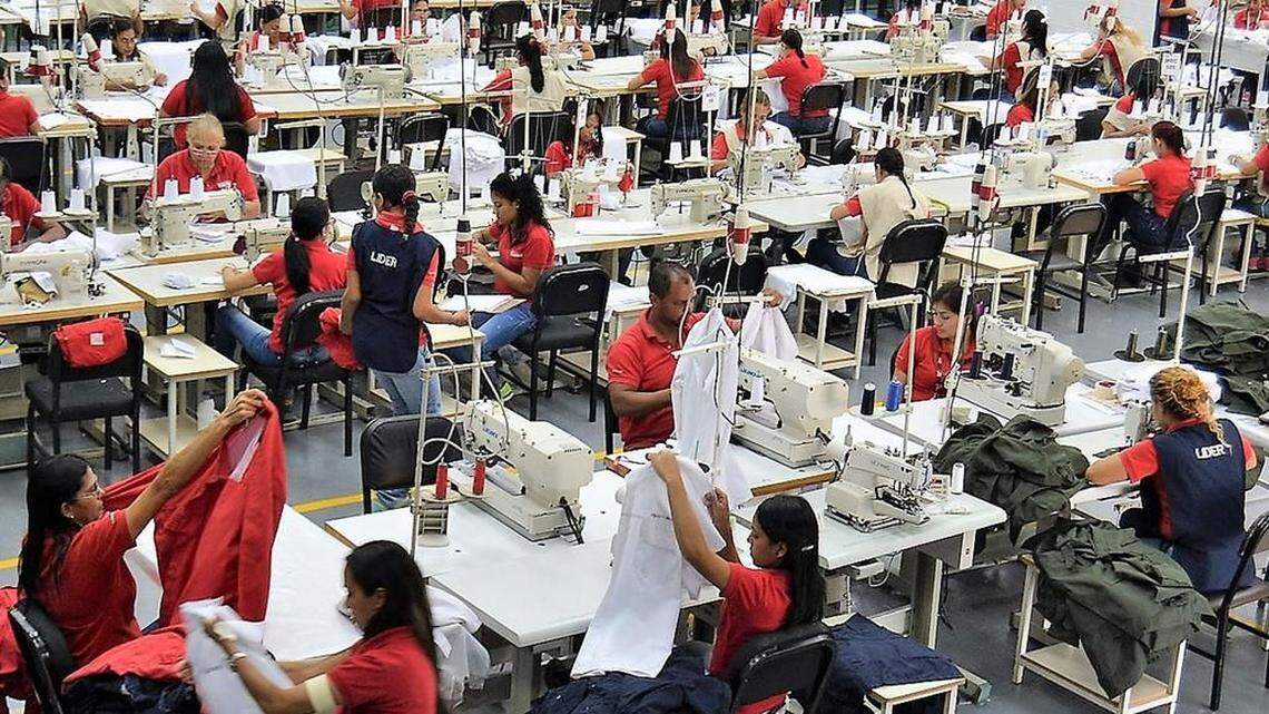 Empleados del Complejo Indstrial Tiuna de la Fuerza Armada Boliviariana de Venezuela.