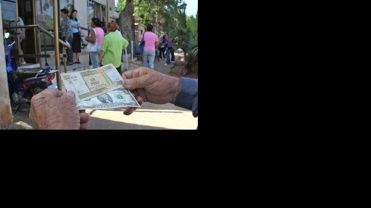 Actualmente, un CUC, que tiene paridad con el dólar, equivale a 24 CUP.EFE-Archivo