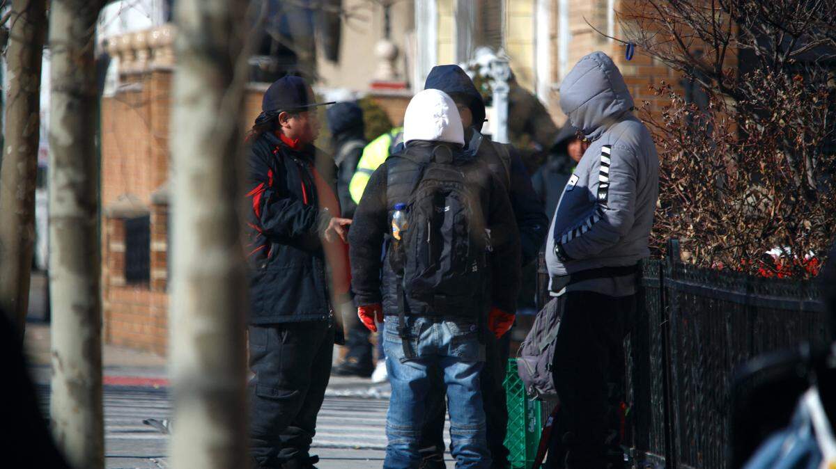 Trabajadores migrantes buscan empleo en la intersección de la Calle 65 y la Avenida 12 en Brooklyn, Nueva York, el 22 de enero de 2024. 