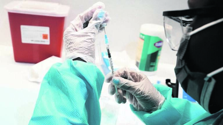 ¿No quieres una vacuna? Prepárate para pagar más por tu seguro de salud