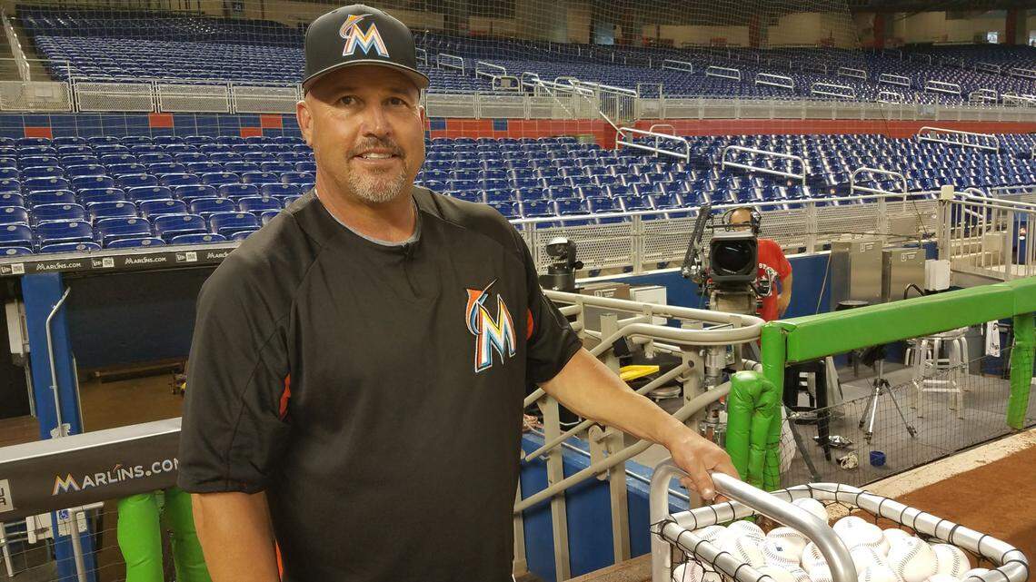 FREDI GONZALEZ se prapra para lanzar en un entrenamiento de bateo en el Marlins Park.