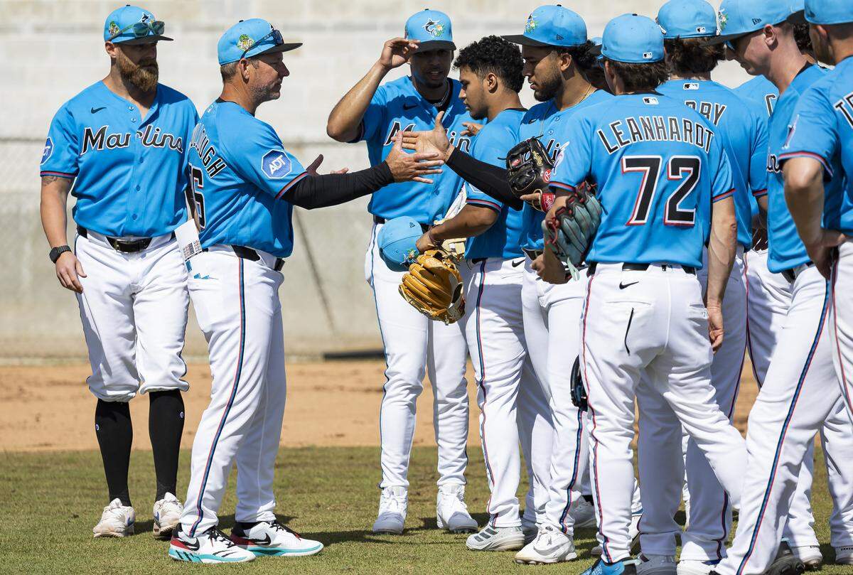 El mánager de los Marlins Clayton McCullough saluda a los peloteros del equipo durante el entrenamiento de primavera, el 16 de febrero de 2026 en el Roger Dean Stadium en Jupiter, Florida. 