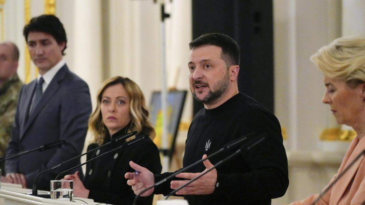 De izquierda a derecha, el primer ministro de Canadá, Justin Trudeau, su homóloga italiana Giorgia Meloni, el presidente de Ucrania, Volodymyr Zelenskyy, y la presidenta de la Comision Europea, Ursula von der Leyen, ofrecen una conferencia de prensa en Kiev, el sábado 24 de febrero de 2024.