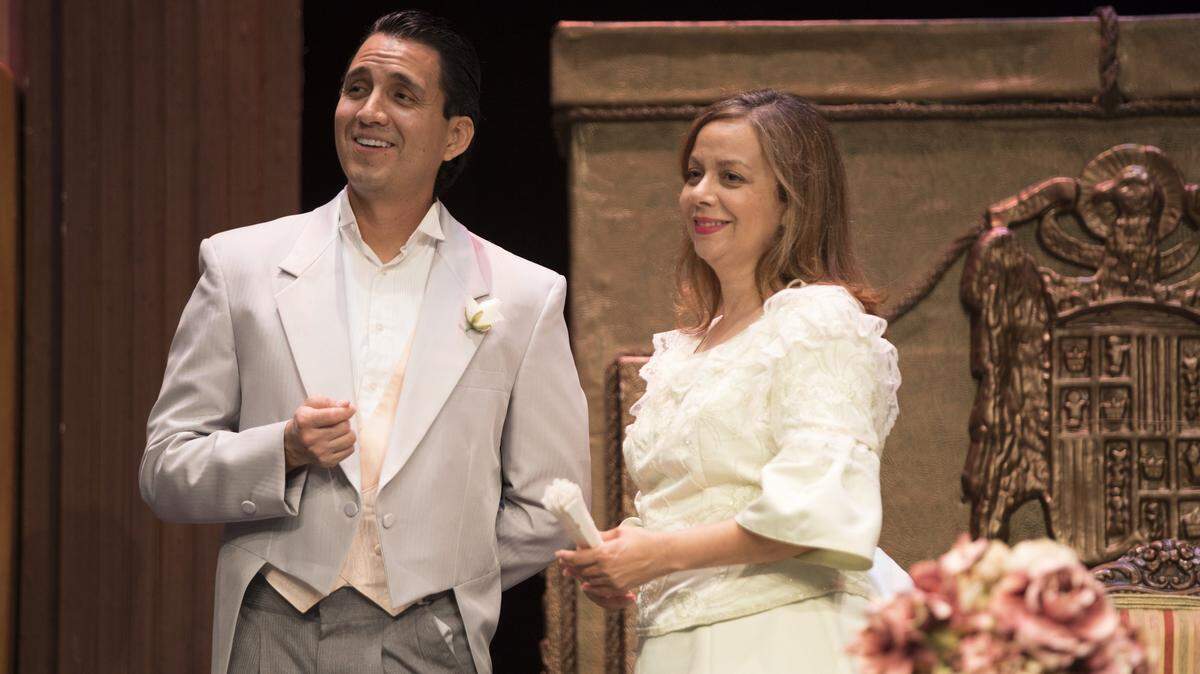 Luis Acosta y Jennette Alberti en una escena de “El abanico de Lady Windermere” bajo la dirección de Zully Montero.