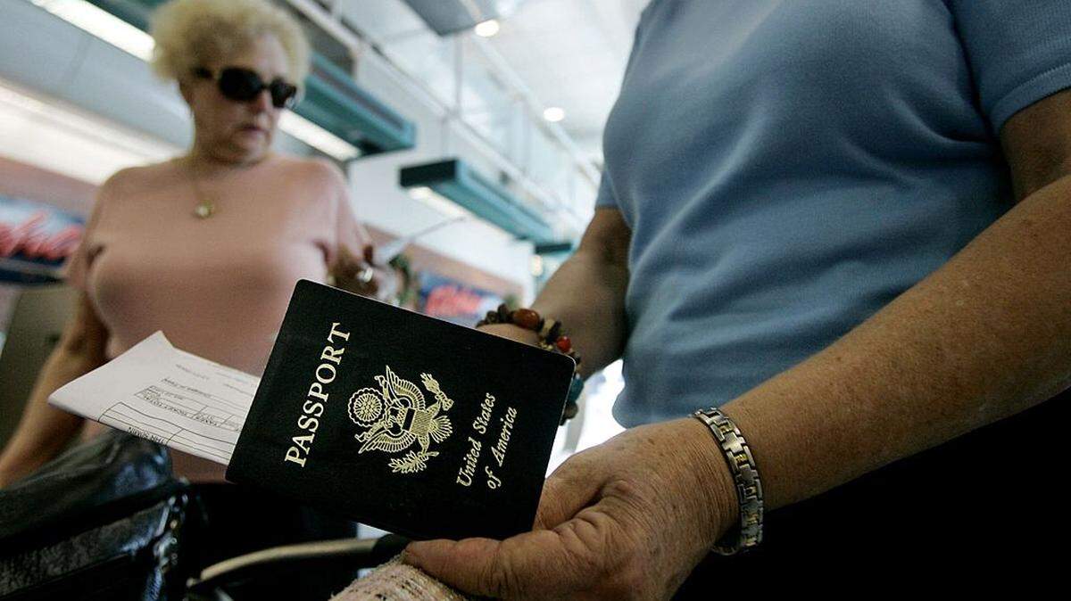 Foto de archivo de viajeros con sus pasaportes de EEUU antes de facturar en el Aeropuerto Internacional de San Diego el 8 de enero de 2006 en San Diego, California.