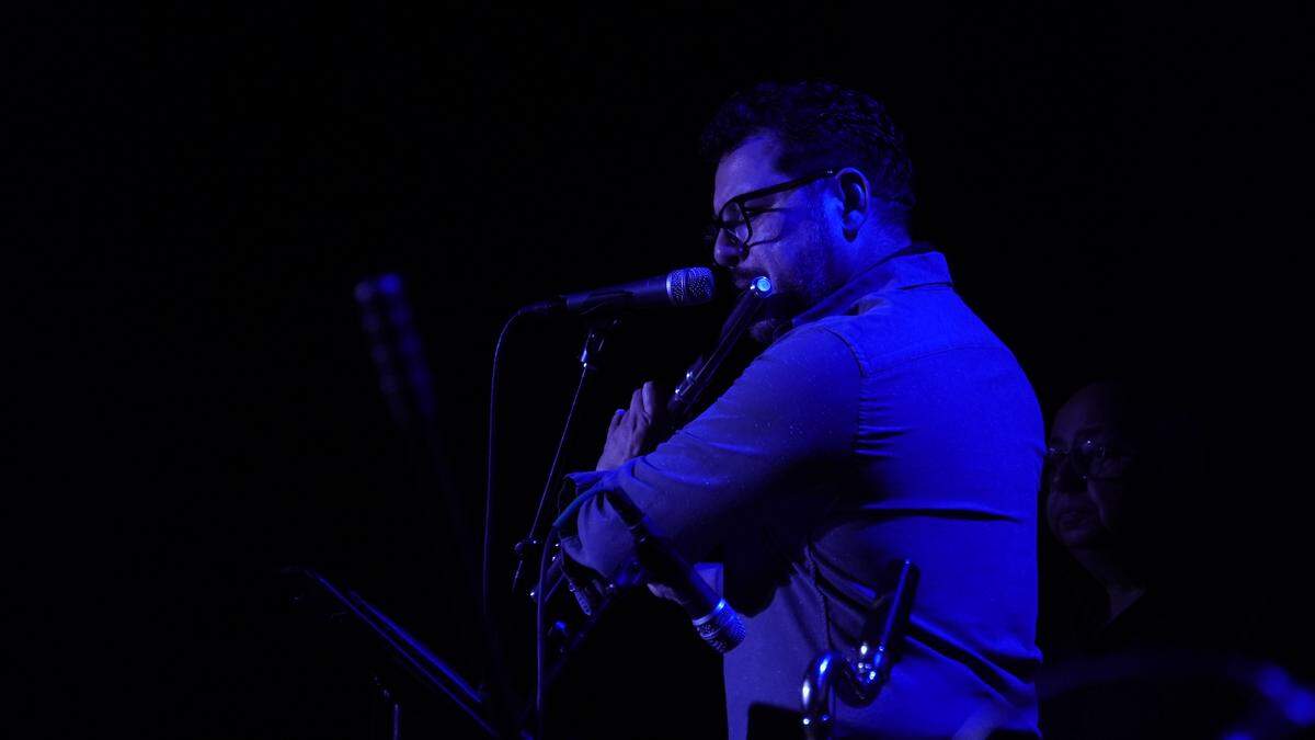 Ismael Vergara tocando el clarinete en el escenario del Westchester Cultural Arts Center.