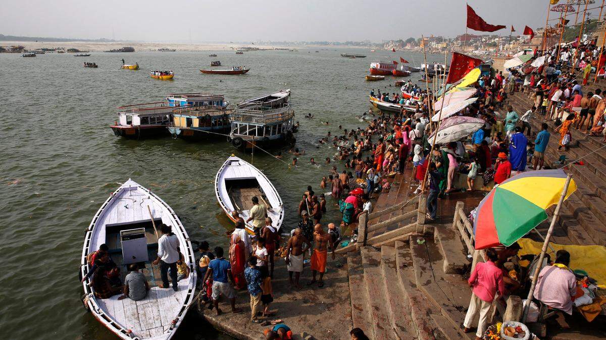 Los indios toman un baño ritual en el río Ganges. Archivo. (AP Photo/Rajesh Kumar Singh)