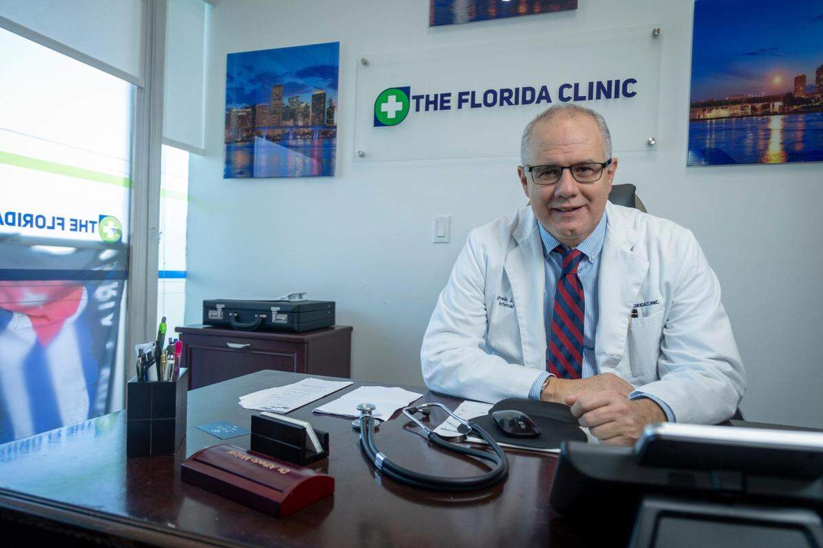 El doctor Alfredo Melgar atiende gratis a disidentes que llegan a Miami de Cuba en estado grave. También atiende a pacientes adultos en su oficina The Florida Clinic en el suroeste de Miami y visita a más de 20 asilos de ancianos en la ciudad.