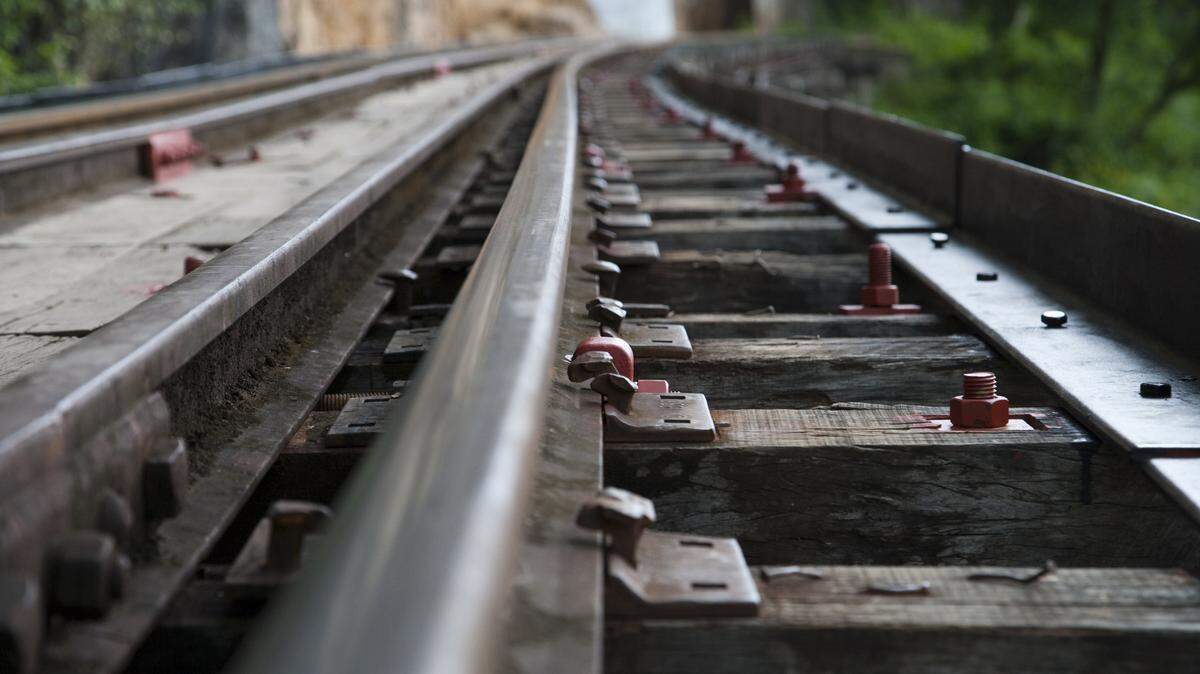 Al menos 20 personas resultaron lesionadas luego de que un tren de pasajeros se descarrilara el domingo en el estado de Oaxaca, en el sur de México.