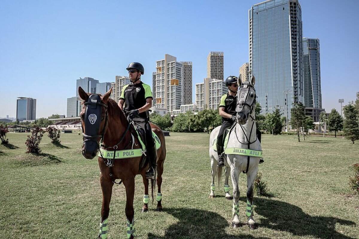 Oficiales de la policía montada turca patrullan en un parque como parte de los preparativos de seguridad de la OTAN antes de la cumbre, en Ankara el 2 de julio de 2026. La 36.ª cumbre de la OTAN se celebrará en Ankara del 7 al 8 de julio de 2026.