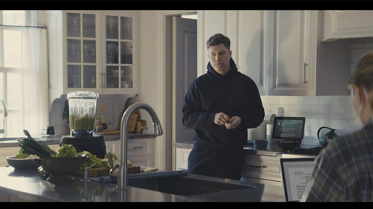 El comercial de Amazon muestra una famosa pareja de la vida real (Scarlett Johansson y su esposo Colin Jost) viviendo en un mundo en el que la asistente digital de Amazon, Alexa, puede leer tu mente.