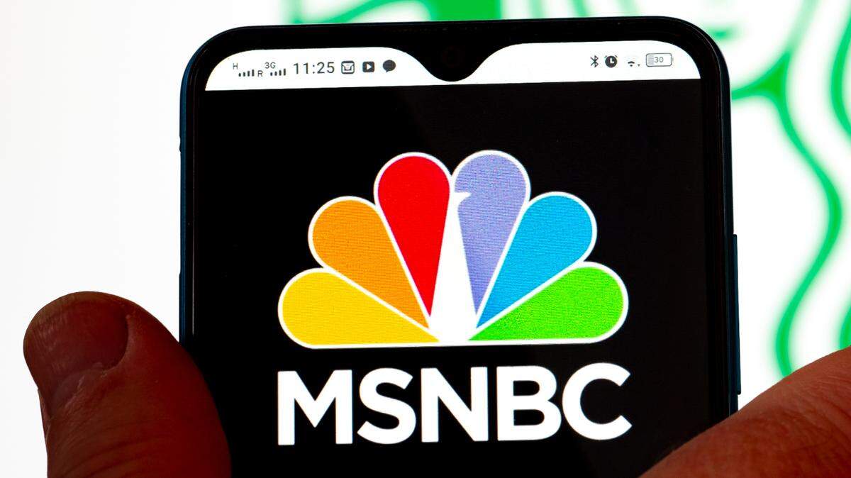 En esta ilustración fotográfica, se ve el logo de MSNBC en la pantalla de un teléfono inteligente.