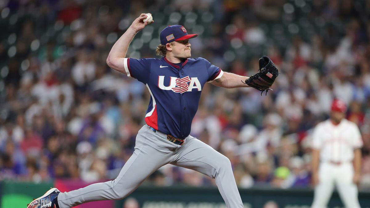 El abridor de Estados Unidos Logan Webb lanza contra el equipo de Canadá, en el primer inning del partido de cuartos de final del Clásico Mundial de Béisbol, celebrado el el 13 de marzo de 2026 en Houston, Texas.