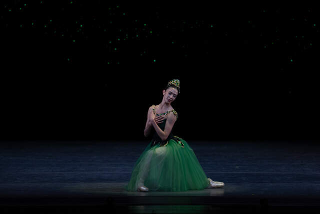 Macarena Giménez en “Esmeraldas” de “Joyas”, coreografía de George Balanchine