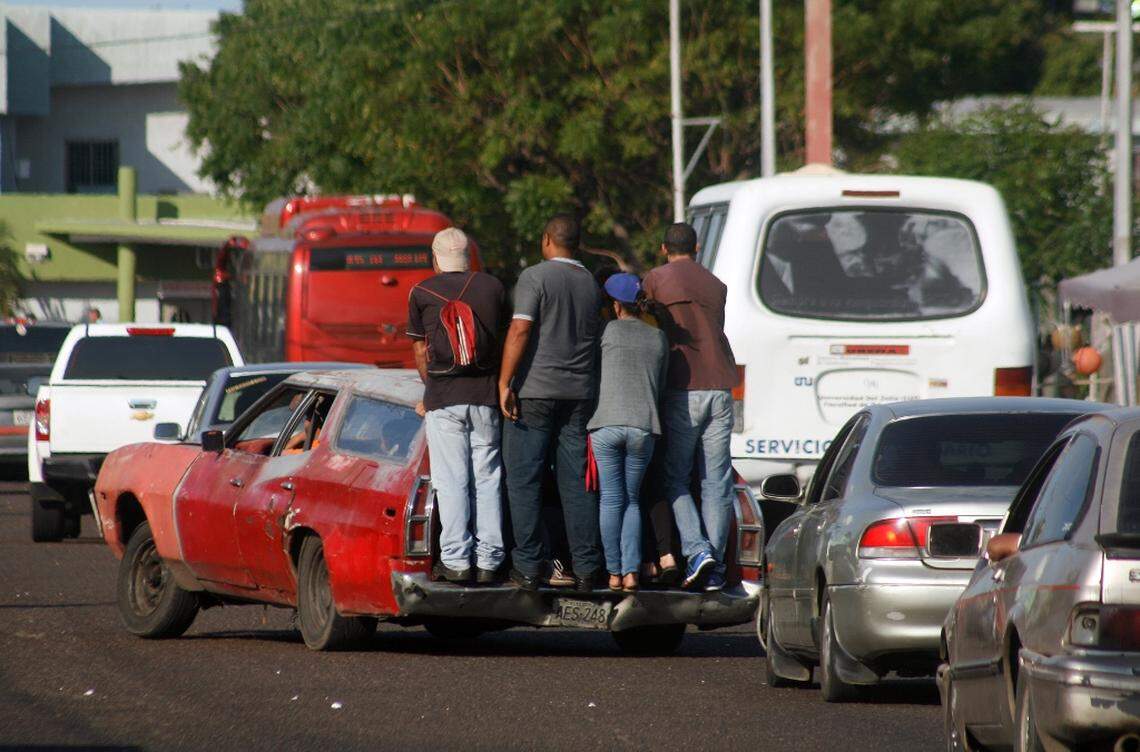 En Maracaibo, Venezuela, el transporte público apenas funciona, de manera que muchas personas han comenzado a usar las llamadas “perreras”, camiones privados que no están regulados ni asegurados.