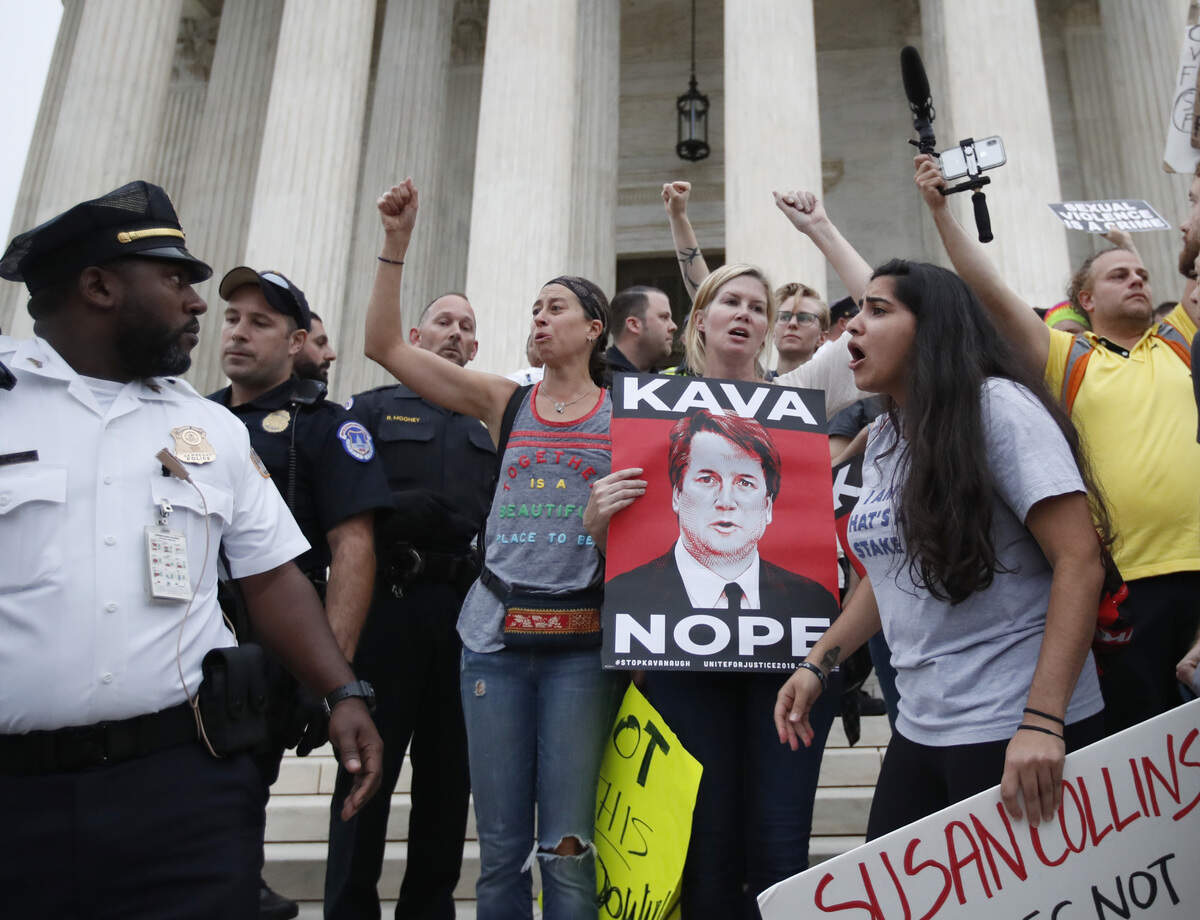 Manifestantes protestan en las afueras de la Corte Suprema de EEUU en Washington el 6 de octubre del 2018.