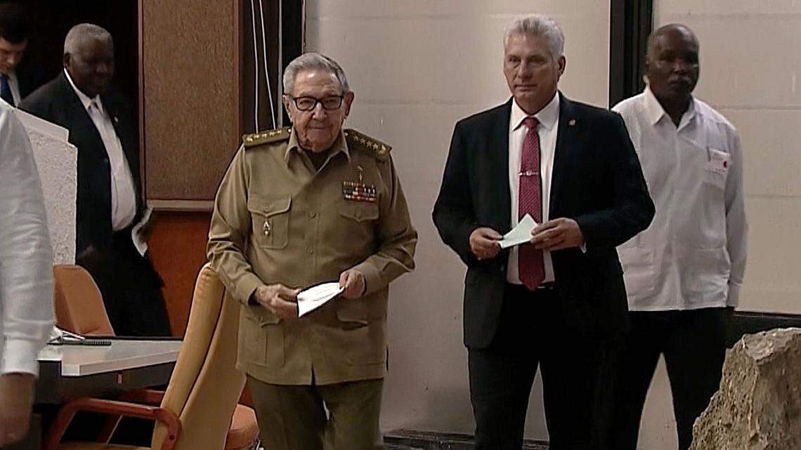 Foto de archivo. El gobernante cubano Miguel Díaz-Canel (der.) asiste a una sesión parlamentaria junto con Raúl Castro, el 10 de octubre de 2019 en La Habana.
