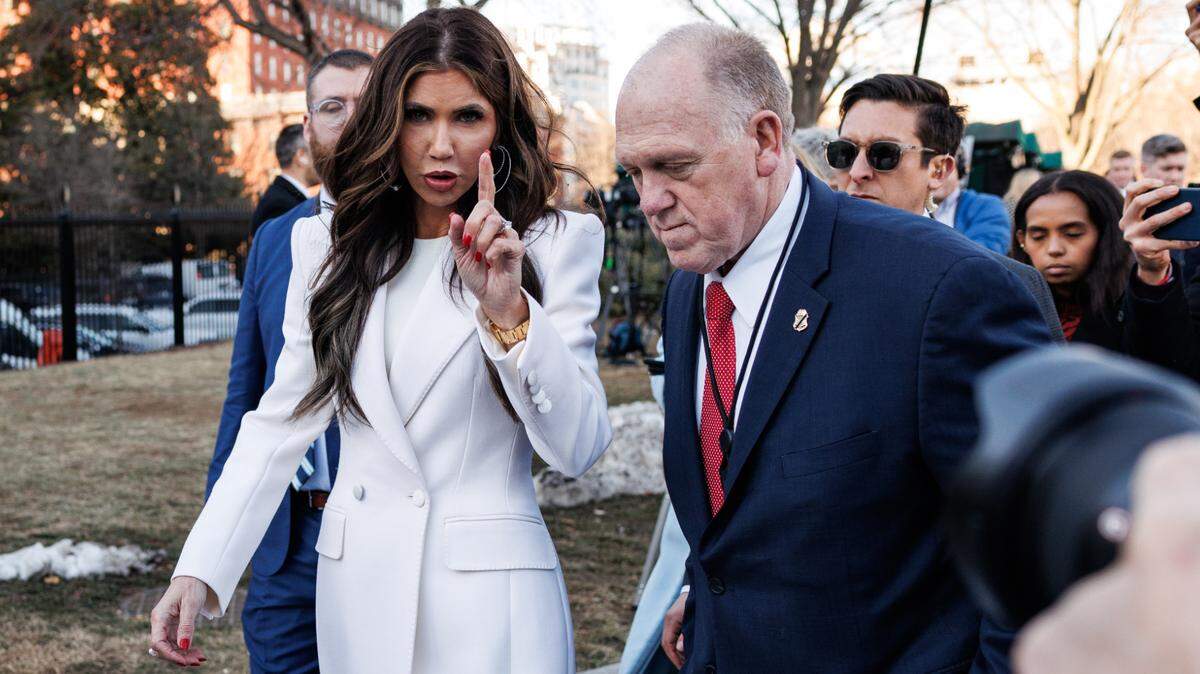 Kristi Noem (izquierda), secretaria de Seguridad Nacional, y Tom Homan (derecha), zar fronterizo del presidente Trump, caminan hacia el Ala Oeste después de hablar con los periodistas en la Casa Blanca el 29 de enero de 2025 en Washington, D.C.