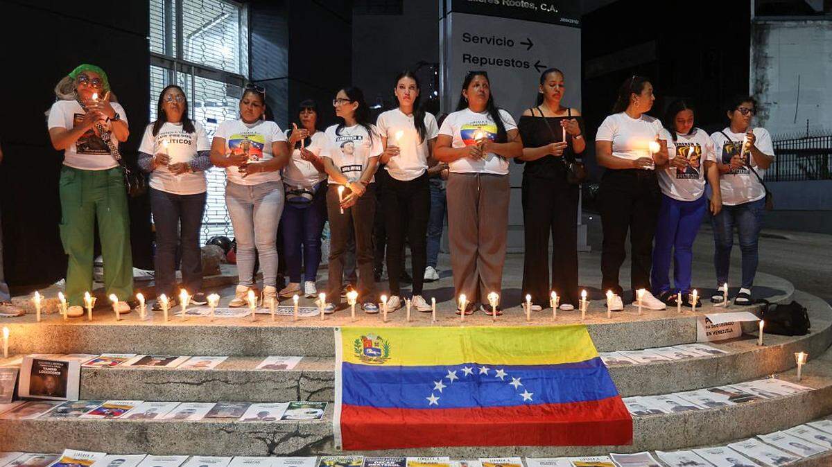 Un grupo de mujeres asisten a una vigilia para exigir la libertad de los presos políticos en El Helicoide, uno de los mayores centros de detención en Caracas, Venezuela, el 13 de enero de 2026.  