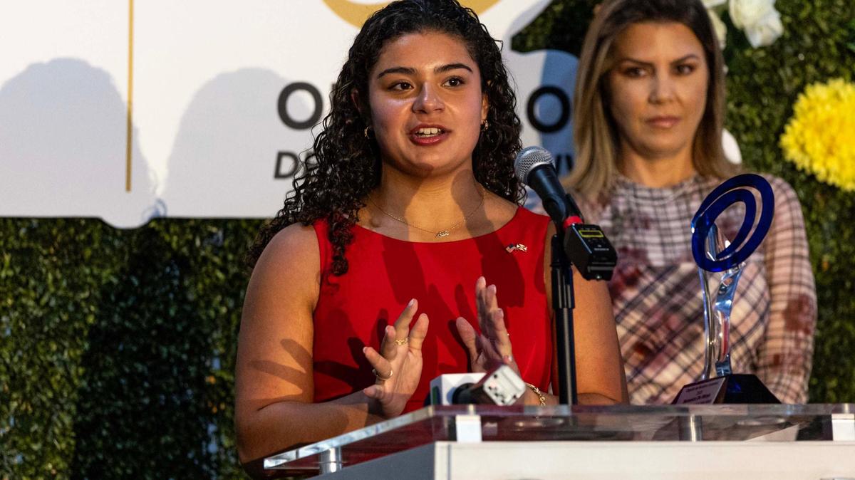 Verónica de Moya, estudiante de Miami Arts Studio @ Zelda Glazer, recibe el Premio a la Excelencia Académica en la ceremonia de los “Orgullo de Nuestra Juventud Awards”, de Univision, que este año celebra su vigésimo octavo aniversario, en un almuerzo celebrado el 22 de mayo en Fire Tower Miami, en Doral.