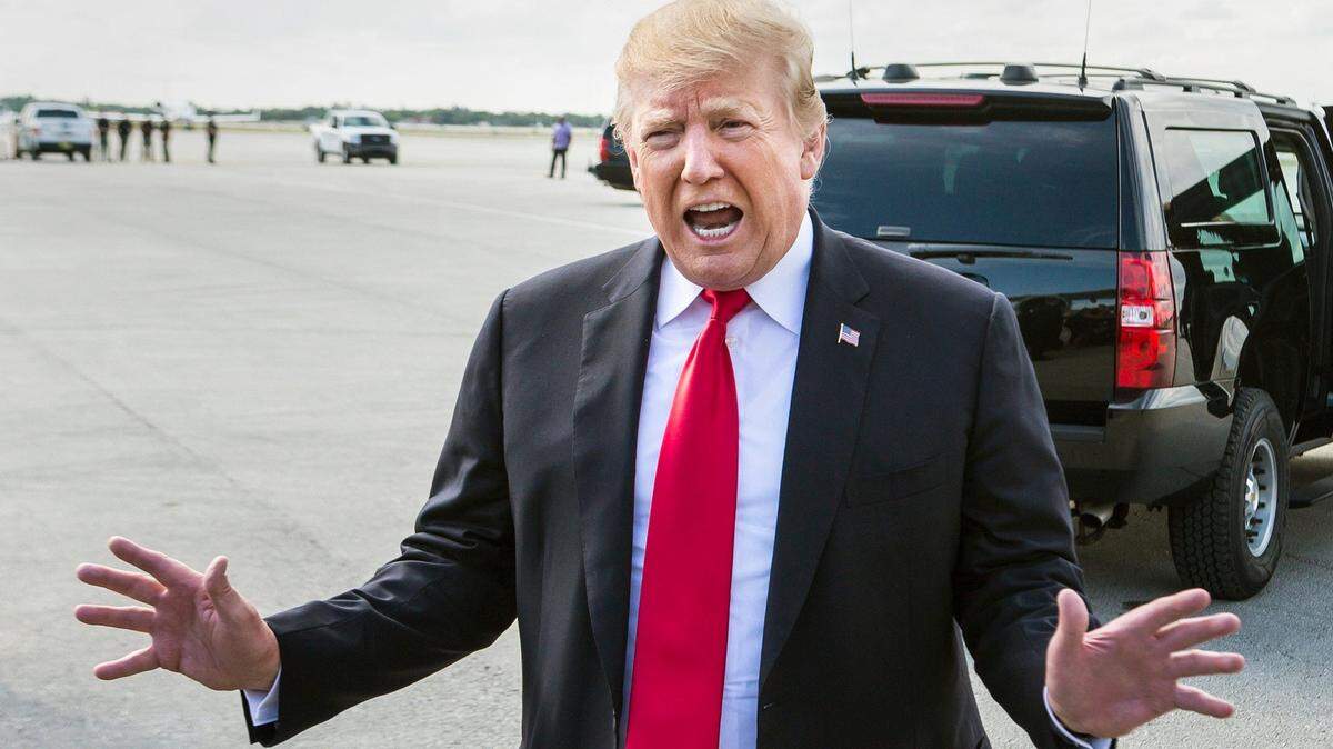 Foto de archivo del 24 de marzo de 2019 del entonces presidente Donald Trump hablando con periodistas, en el Aeropuerto Internacional de Palm Beach, Florida.