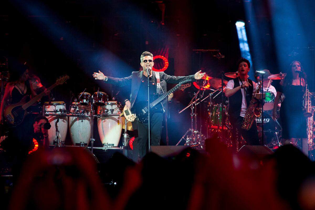 El músico Alejandro Sanz durante el concierto ofrecido en el estadio Vicente Calderón, en Madrid.