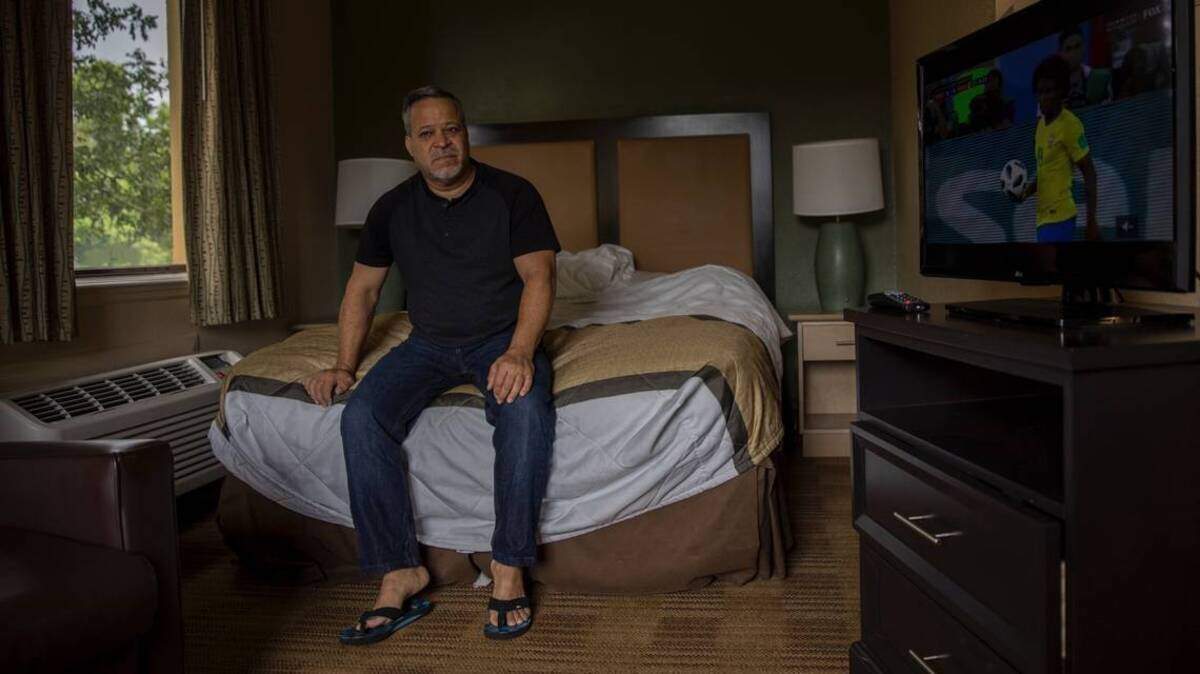 Richard González, de 53 años, se hospedó en el hotel Extended Stay America en Fort Lauderdale durante dos meses bajo un programa de cupones de FEMA para puertorriqueños desplazados por el huracán María. Ahora que el programa está por terminar, no sabe a dónde ir.