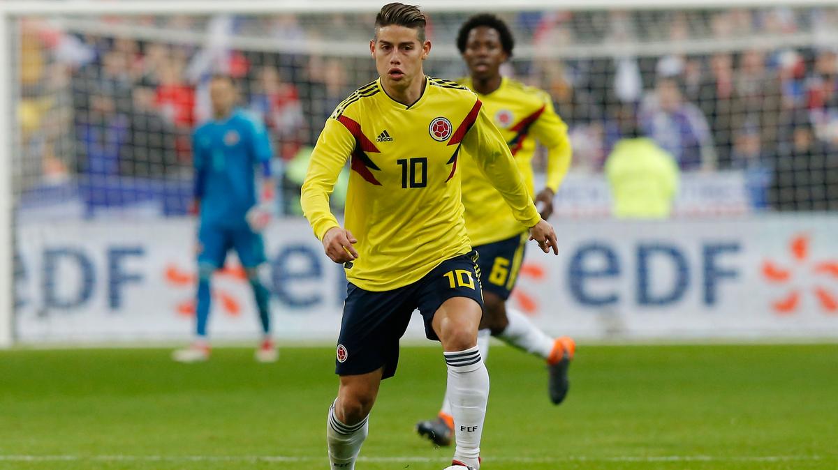 El capitán de Colombia James Rodríguez controla el balón durante un partido amistoso contra Francia el 23 de marzo en París.