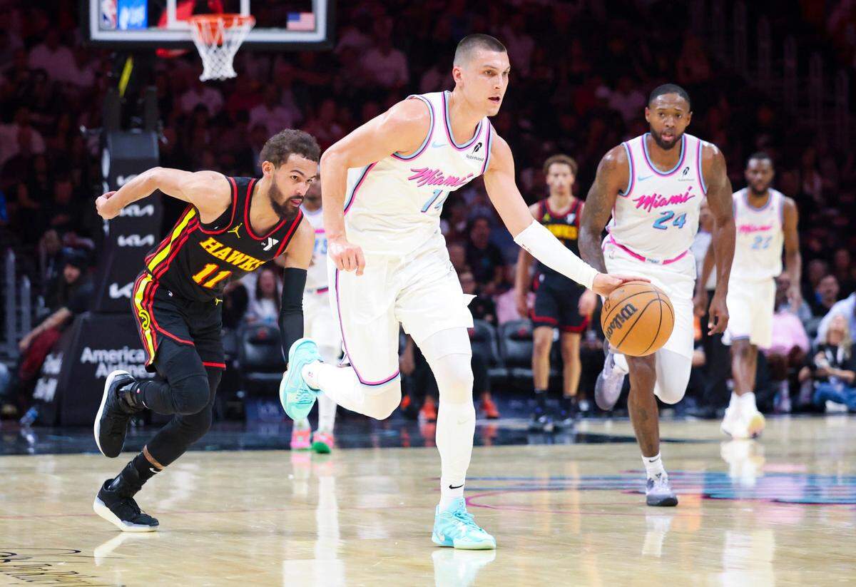 El jugador del Heat Tyler Herro conduce el balón ante la marca de Trae Young, de los Hawks de Atlanta, en el partido de la NBA celebrado el 27 de marzo de 2025 en Miami.