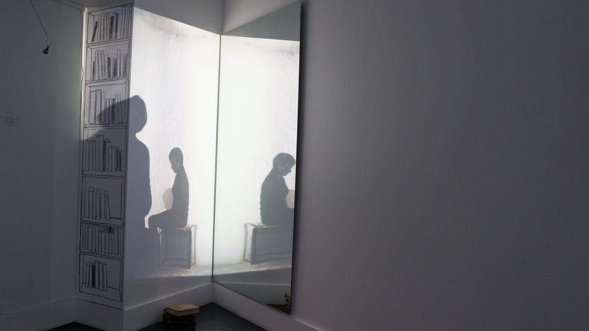 “Dreamer of Corners and Books”, 2019. Video instalación con proyección, dibujos y espejo. Dimensiones variables.