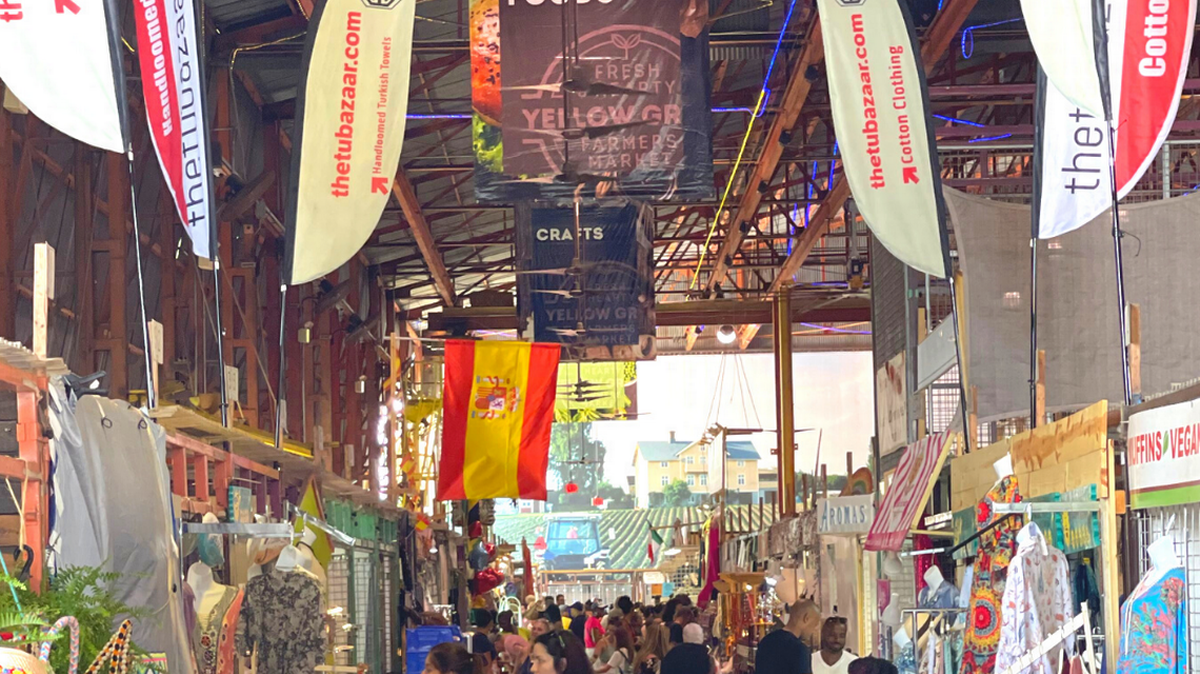 El mercado agrícola Yellow Green Farmers Market, en Hollywood, reabrió este año tras el cierre por la pandemia del COVID, y ha regresado con nuevos comerciantes, varias nuevas chozas tiki y más espacio al aire libre.