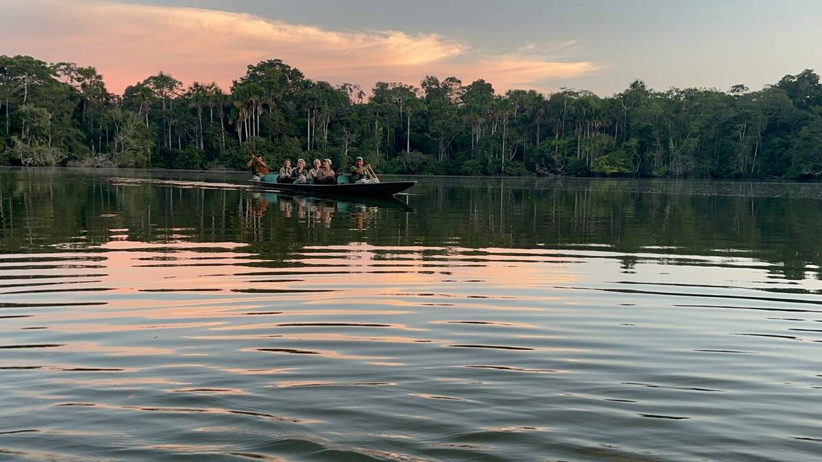 Turistas en canoa por la Laguna de Garzacocha, Amazonía ecuatoriana.