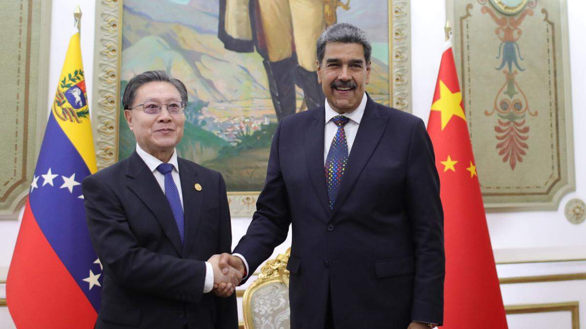 El gobernante de Venezuela, Nicolás Maduro (der.), recibe al enviado especial del gobierno de China, Wang Dongming, el viernes 10 de enero de 2025, en Caracas.