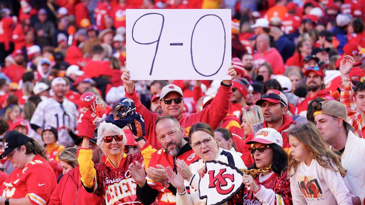 Los Chiefs de Kansas City vencieron 16-14 a los Broncos de Denver este domingo y lideran invicto en el Oeste de la Conferencia Americana (AFC) con marca de 9-0. 