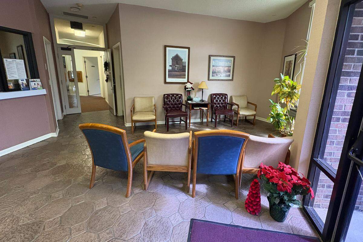 La sala de espera del Havana medical Center, en Havana, Florida, donde Mark Newberry ejerció como médico de familia durante 30 años. Newberry se jubiló en diciembre y las autoridades municipales comenzaron la búsqueda de un nuevo médico para ejercer en el centro, sin pagar alquiler.