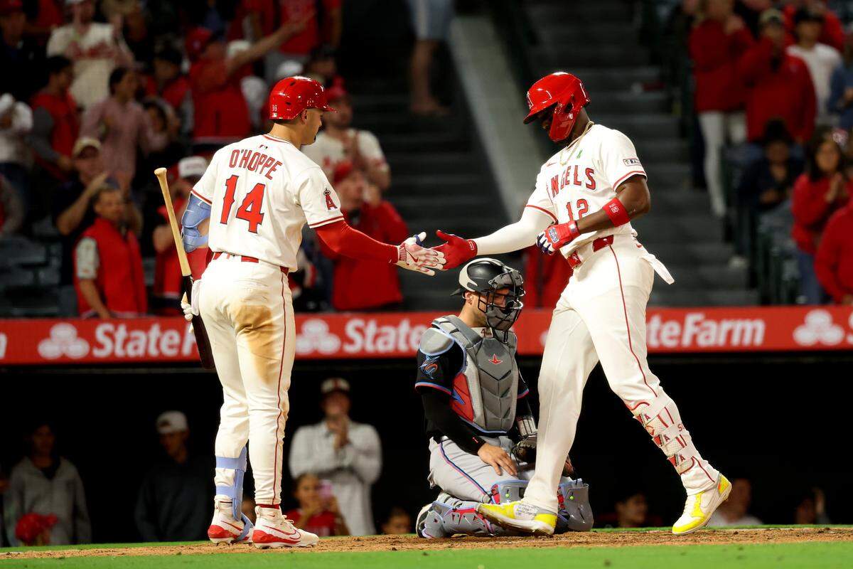 El bateador designado de los Angelinos Jorge Soler es felicitado por su compañero de equipo Logan O’Hoppe tras pegar un jonrón en el octavo inning del partido ante los Marlins de Miami, celebrado el 23 de mayo de 2025 en Los Ángeles.