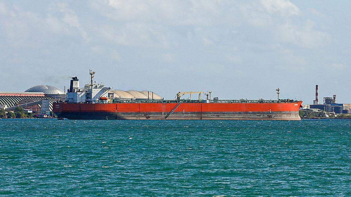 Vista de un buque de carga en el Puerto de Matanzas, Cuba, el lunes, 30 de marzo de 2026. Se espera que el petrolero ruso Anatoli Kolodkin, con 740,000 barriles, equivalente a 100,000 toneladas de crudo, llegue a este puerto en la mañana del martes, 31 de marzo.