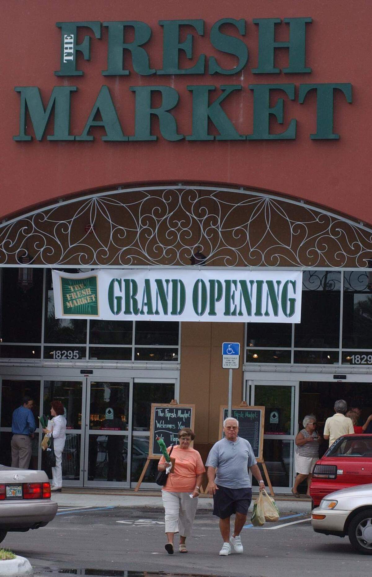 En esta foto del 1ro. de mayo de 2003, The Fresh Market, ubicado en el 18295 Biscayne Boulevard, celebró su gran inauguración. La cadena de supermercados con sede en Greensboro, Carolina del Norte, se encontraba en plena expansión en la Florida. En esta gran apertura, la tienda gourmet ofreció degustaciones gratis y una rosa.