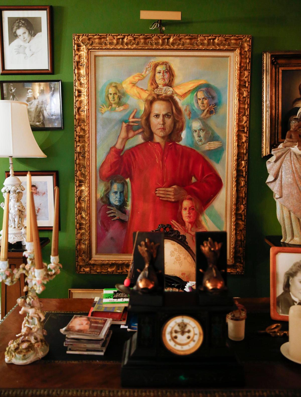 Uno de los cuadros más famosos del astrólogo Walter Mercado, que llaman ‘El San Walter’, en su casa en San Juan, Puerto Rico. Fotos: José E. Jiménez-Tirado/Especial/el Nuevo Herald.
