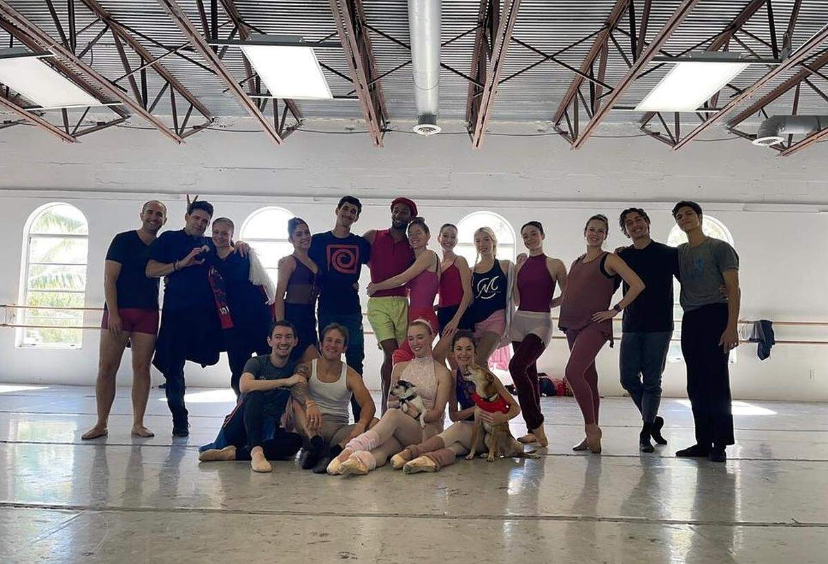 Carlos Guerra y Jennifer Kronenberg (segundo y tercera a la izquierda, de pie), fundadores y directores artísticos de Dimensions Dance Theatre of Florida (DDTM), con un grupo de bailarines de la compañía al terminar un ensayo.