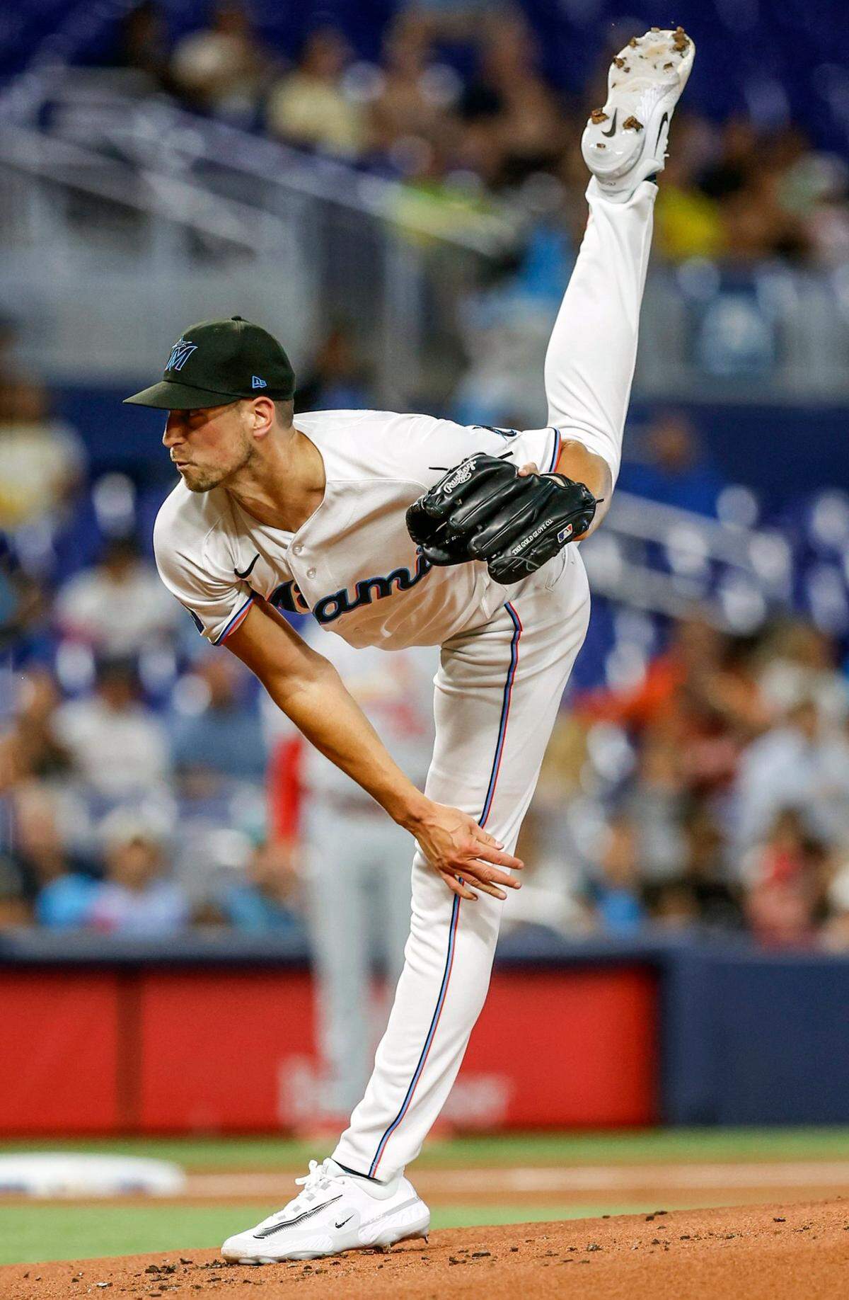 El abridor de los Marlins Bryan Hoeing lanza en el primer inning del partido ante los Cardenales de San Luis, celebrado el 5 de julio de 2023 en Miami.