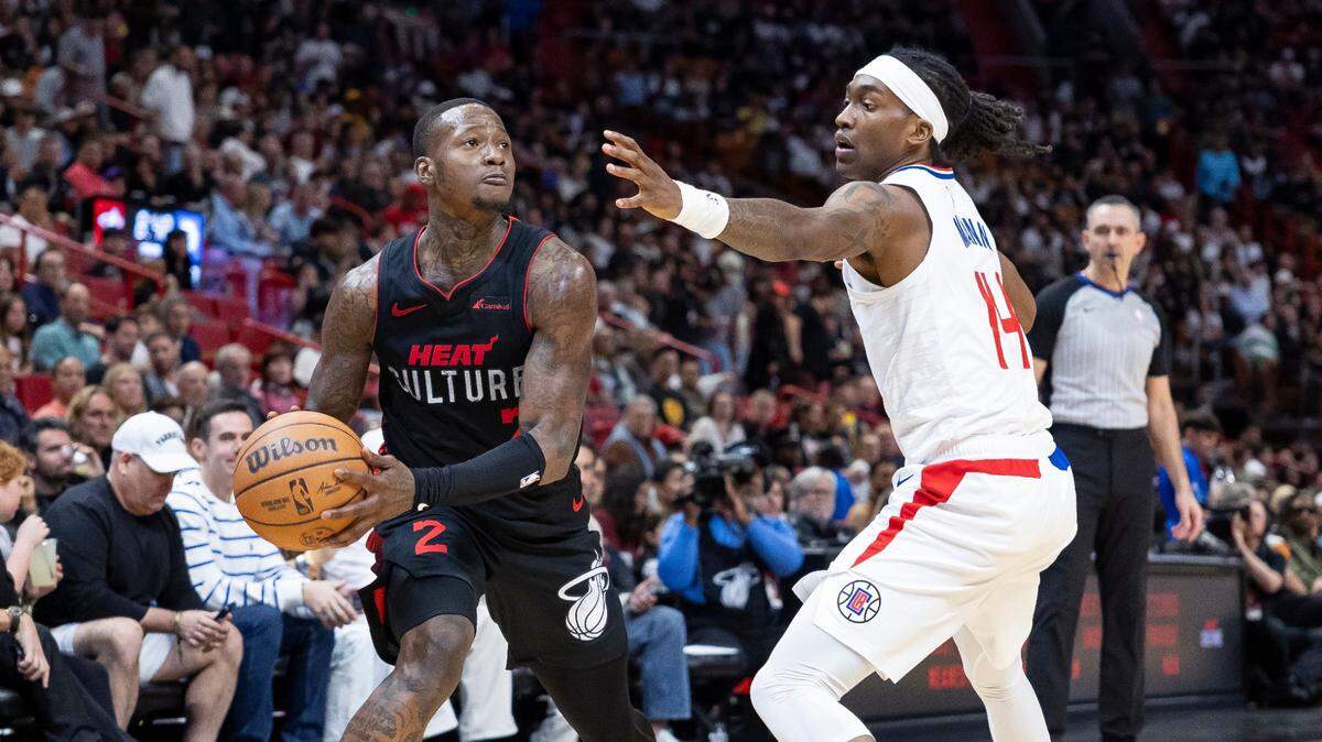 El jugador del Heat Terry Rozier (izq.) trata de pasar la marca de Terance Mann, de los Clippers de Los Angeles, celebrado el 4 de febrero de 2024 en Miami.